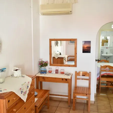 Ostria Beach 3* Perissa (Santorini)