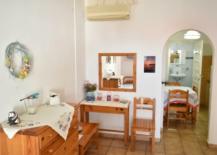 Ostria Beach 3* Perissa (Santorini)